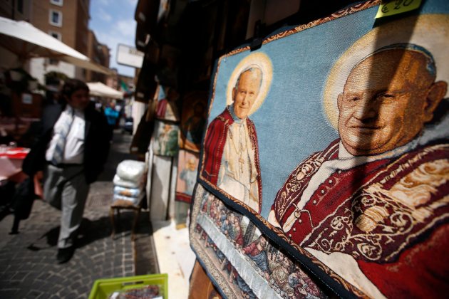 Imágenes de Juan Pablo II y Juan XXIII inundan Roma (Foto Reuters)