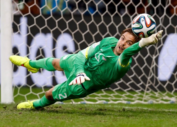 El portero holandés Tim Krul detiene el último lanzamiento penal de Costa Rica en su duelo por los cuartos de final de la Copa del Mundo en Salvador