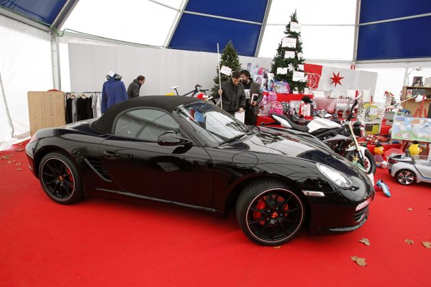 Una vivienda, un Porsche, lingotes de oro y viajes de placer. Esta particular cesta de Navidad está valorada en 400.000 euros y sus promotores han pedido inscribirla en el libro de los récord Guinnes (Foto EFE)