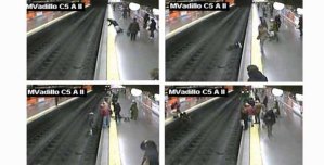 Un policía español se convierte en héroe al salvar a mujer que cayó al Metro