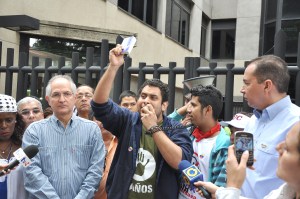 Estudiantes cumplen 13 días encadenados ante la OEA (Fotos)