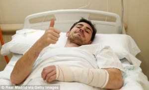 Iker Casillas regresa a casa tras ser operado “con éxito” de una mano