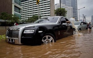 Desastre automotriz: Cuando se inunda un Rolls-Royce de un millón y medio de dólares