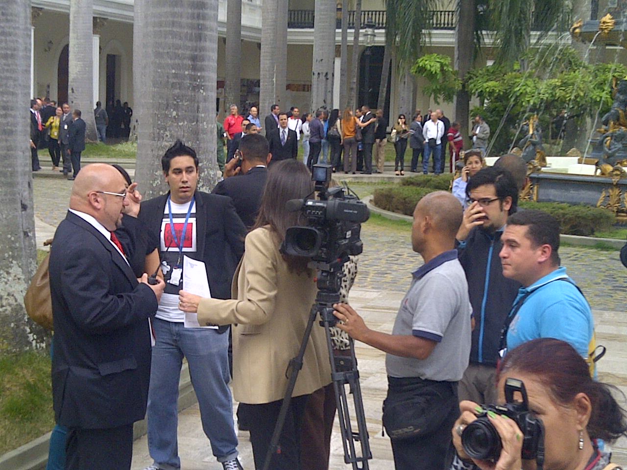 Seguridad de la Asamblea Nacional no permite paso a Globovisión (FOTO)
