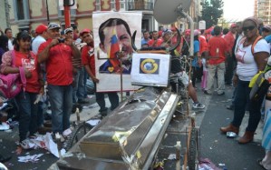 Chavistas celebraron entierro del “cadáver” de Globovisión ¿necrófilia mediática? (FOTOS)