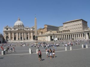 El Vaticano forjó imperio inmobiliario gracias a “churupos” de Mussolini