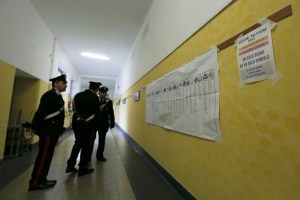 Cierran los colegios electorales en Italia