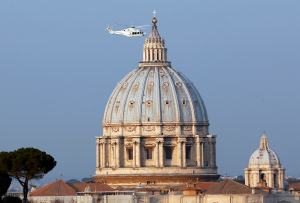 Benedicto XVI salió del Vaticano mientras repicaban las campanas (Fotos)