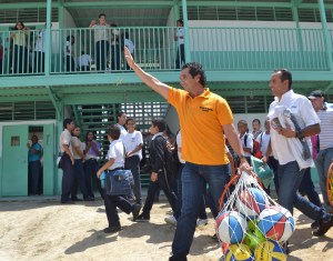 Richard Mardo realizó donación deportiva a escuela La Coromoto de Maracay