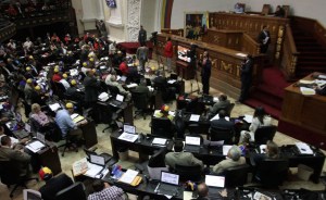Oficialismo lanza ofensiva contra la oposición en ausencia de Chávez