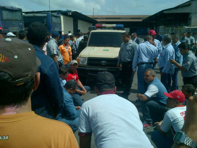 Trabajadores impiden salida de GN con presunto armamento incautado en Venalum (Fotos)