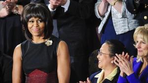 Michelle Obama opta por un cambio de look para enfrentar crisis de los 50