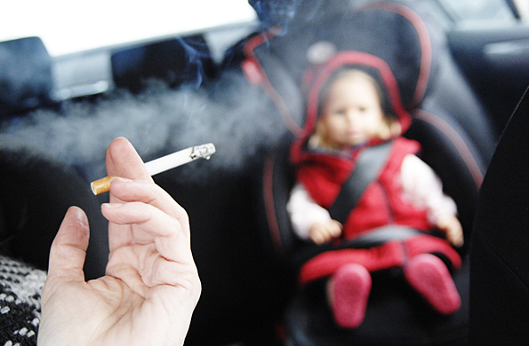 Gobierno británico estudia prohibir fumar en carros con niños