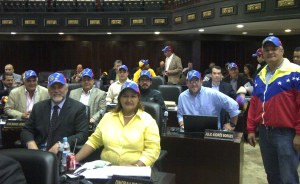Oposición y chavismo se disputan simbolismo de una gorra tricolor en el Parlamento