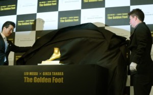Réplica en oro del pie izquierdo de Messi sale a la venta en Japón