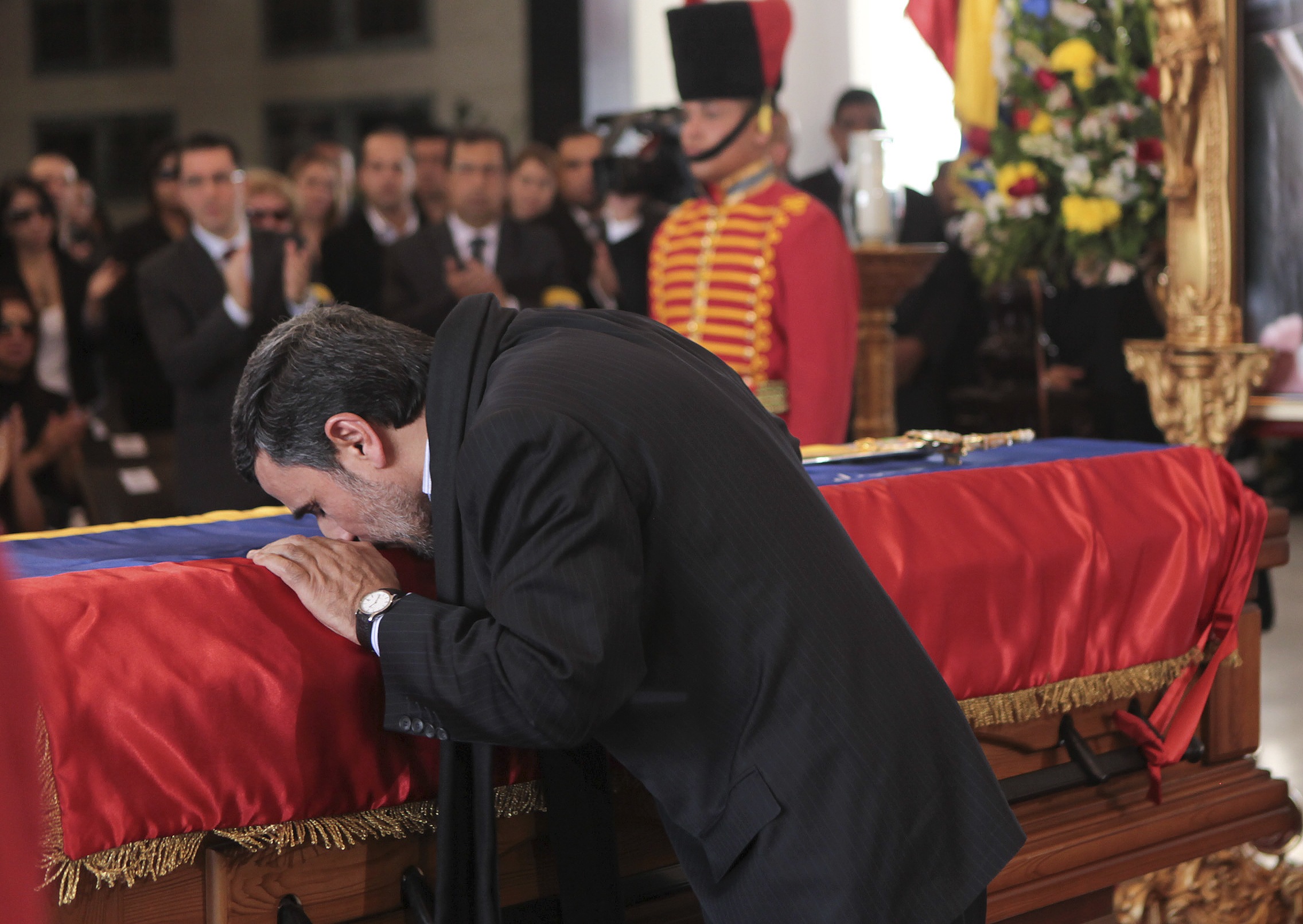 Ahmadineyad besó ataúd de Chávez