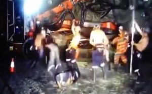 Despiden a 15 mineros tras bailar el Harlem Shake (Imágenes)