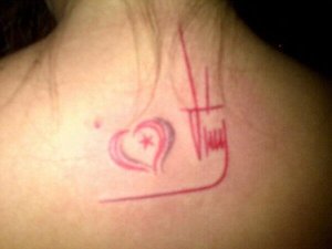 Aquí está la firma de Chávez… tatuada (Foto)