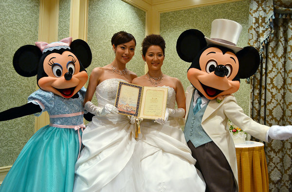 Primera boda gay celebrada en el Disneylandia de Japón