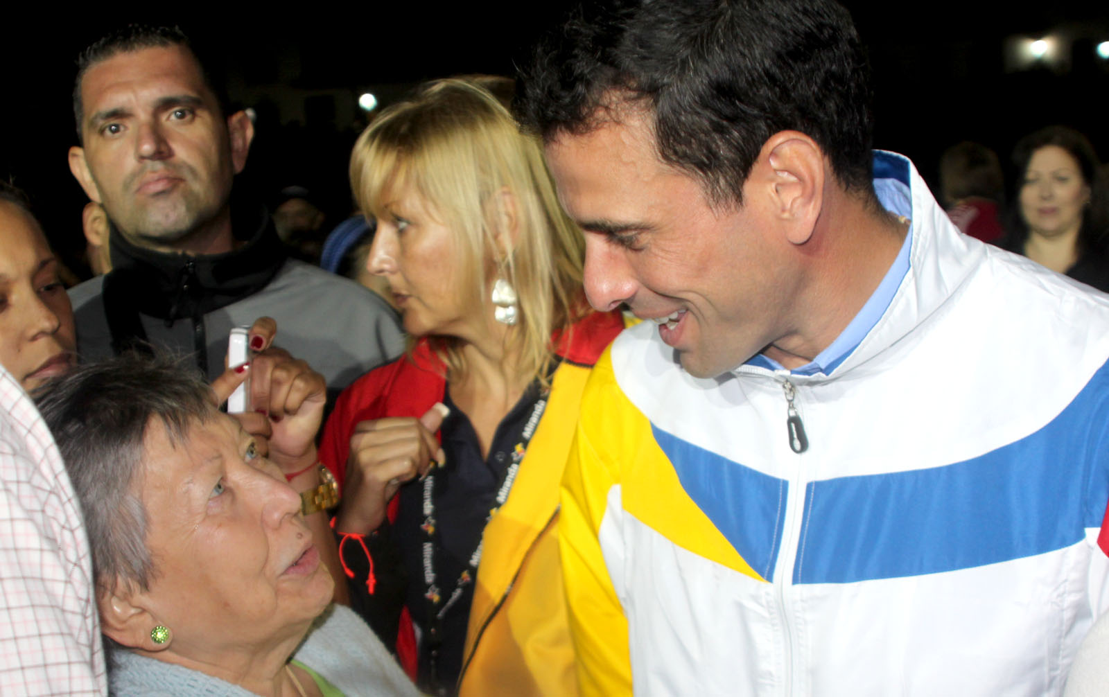 Capriles asistió a la Iglesia Santo Tomás Apóstol para la Vigilia Pascual (FOTOS)