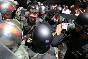 GNB reprime a estudiantes que intentaron encadenarse en el CNE (Fotos)
