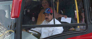 Maduro regresa al autobús y transporta a la gente (FOTOS)
