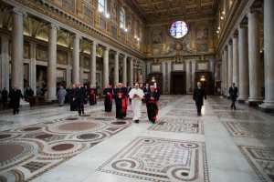Papa Francisco visita al cardenal Mejía en hospital romano