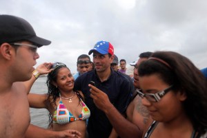 Pillada, en bikini, junto a Capriles (FOTO)