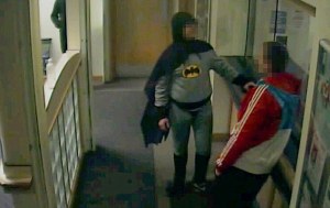 Batman entregó a un delincuente en una comisaría inglesa (Fotos)