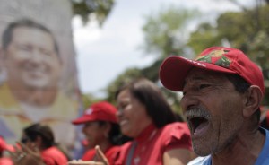Seguidores de Chávez se reúnen cerca del Hospital Militar para apoyarlo