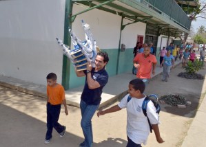 Richard Mardo hizo entrega donativo a escuela del barrio San Carlos