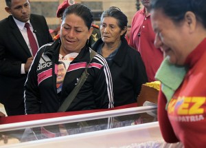 Los chavistas después de pasar por el féretro: Se ve un Chávez dormido (Fotos)