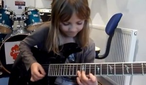 La chamita de ocho años que toca la guitarra mejor que tu (ACÉPTALO)