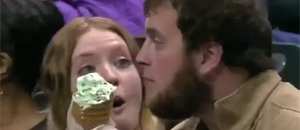 Se ganó un año de helado gratis gracias al egoísmo de su novio (VIDEOS)