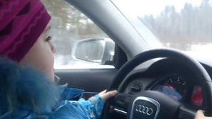 Una niña de ocho años conduce el Audi a 100 km/h y… sus padres la graban