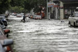 Intensas lluvias dejan cinco muertos y barrios anegados en Buenos Aires