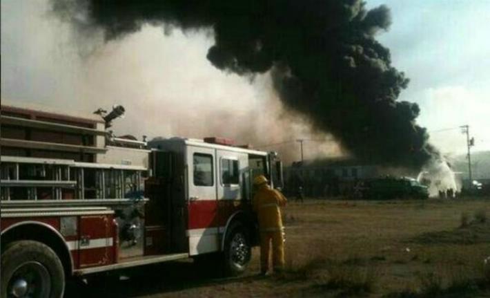Cientos de evacuados al incendiarse empresa de pesticidas en centro de México