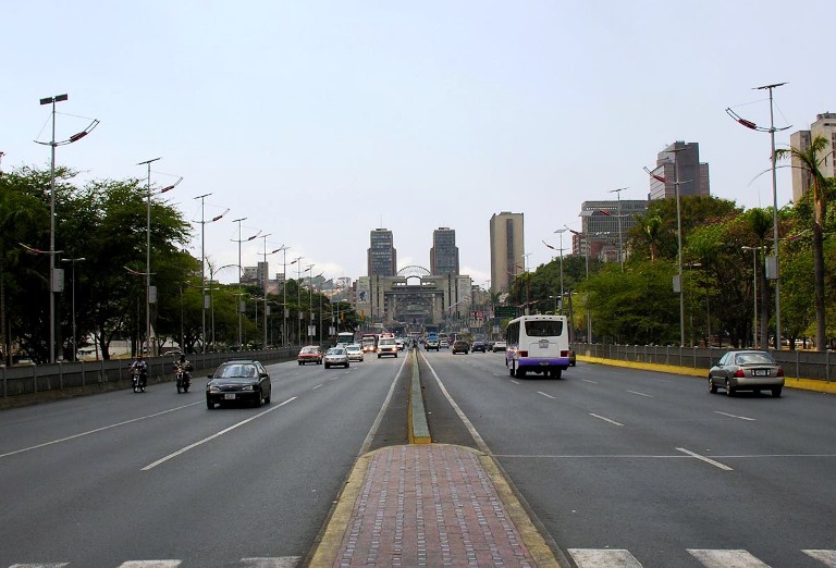 Cerrado el acceso vehicular en la avenida Bolívar