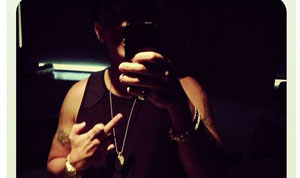 Daddy Yankee se burla sobre su supuesta “homosexualidad” con controversial FOTO