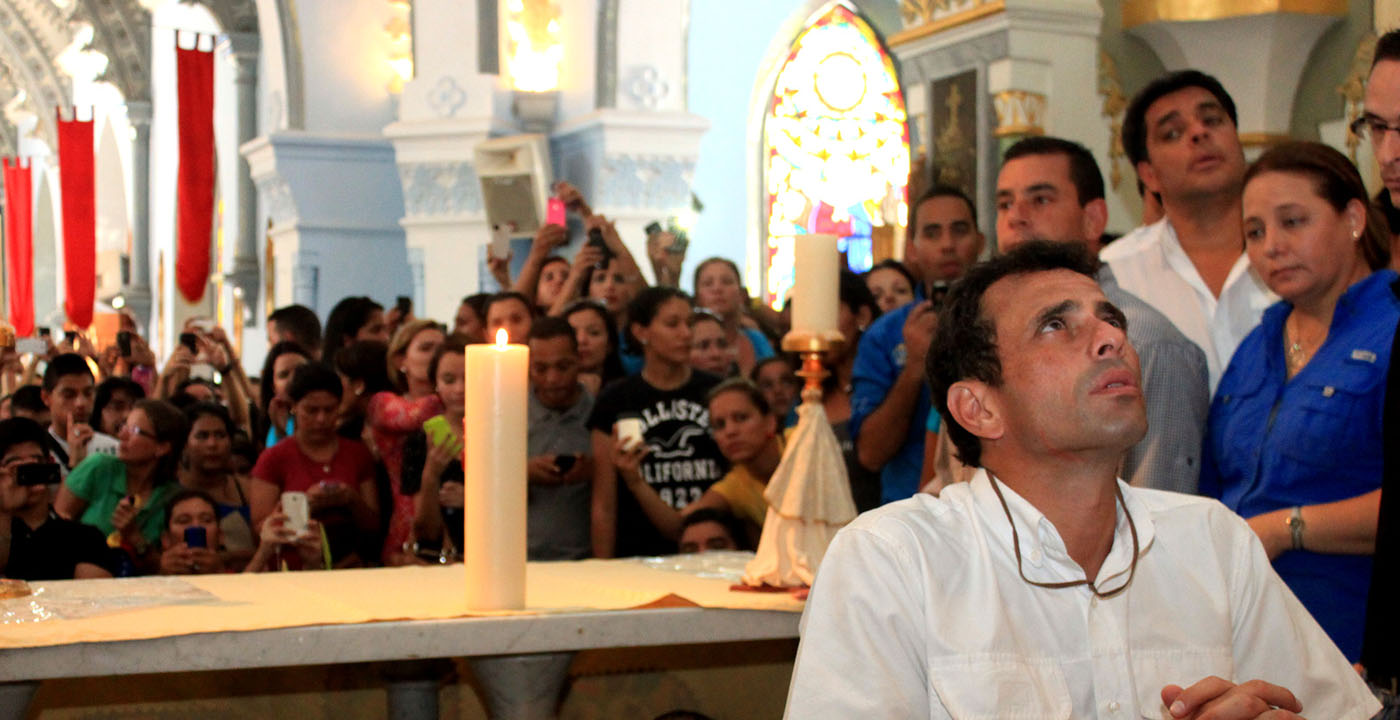 Capriles le pide a la Virgen del Valle que bendiga Venezuela (Fotos)