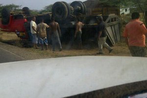Camión cargado de gasolina se volcó en la Troncal del Caribe (FOTO)