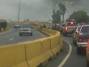 Tránsito congestionado en la Caracas-La Guaira por accidente de vehículo (Foto)