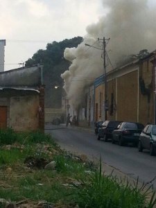 Se incendió taller de tapicería en Valencia (Fotos)