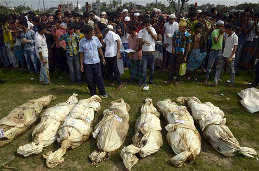 Entierran a muertos del derrumbe de Bangladesh