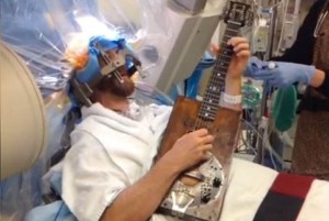 Hombre toca la guitarra mientras lo operan del cerebro (Video + WTF)