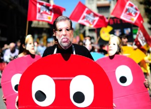 Españoles disfrazados de Pac-Man desfilaron pese a vivir el peor momento laboral