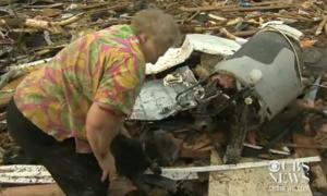 Tornado en Oklahoma: Mujer halla vivo a su perro durante entrevista (Video)