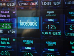 Un año después, Facebook sigue intentando hacerse “amigo” de Wall Street