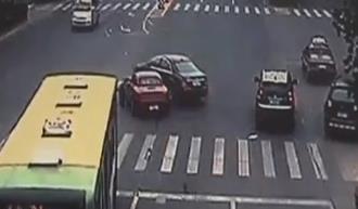 Insólito: Pelea entre padre e hijo termina con un BMW y un Mercedes destrozados (Video)