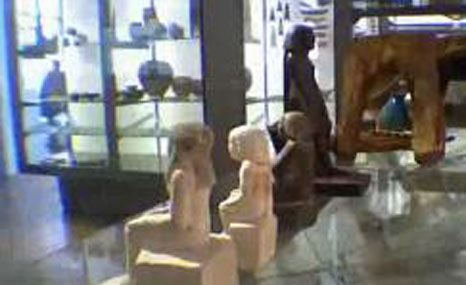 ¡Escalofriante! Estatua egipcia se mueve sola dentro de vitrina del museo (Video)